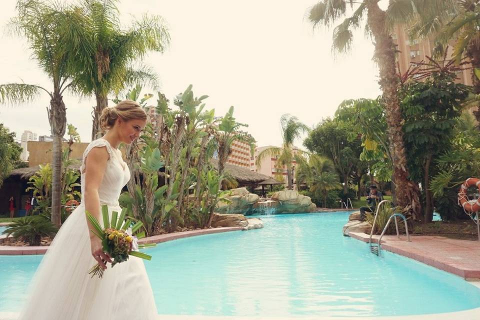 Novia en las piscinas