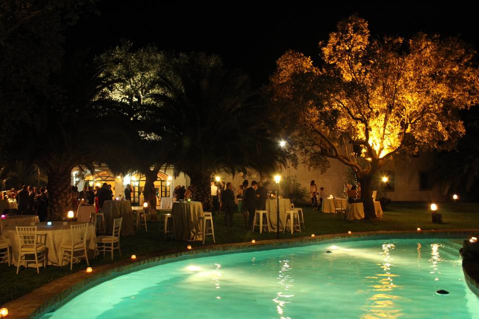 Aperitivos en la piscina