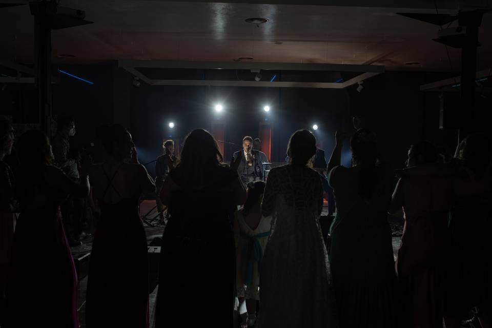 Cruzados con invitados de boda