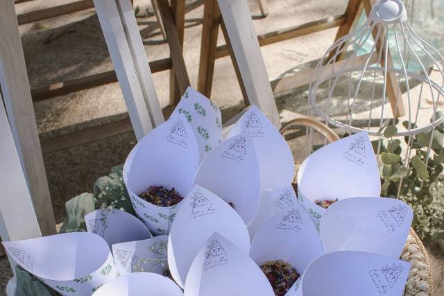 Conos de confeti floral