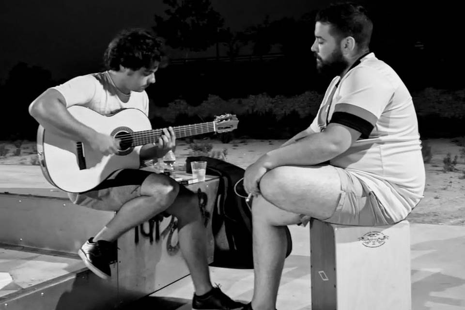 Ensayo con cajón, guitarra y voces