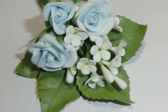 Broche de rosas azules