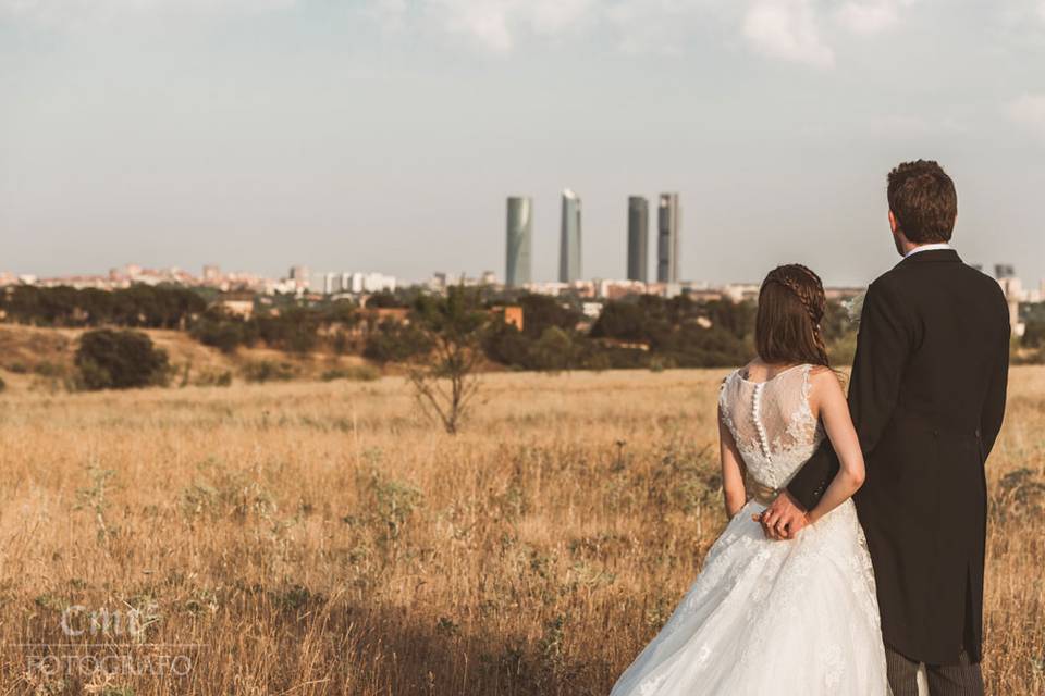 Novios observan la ciudad