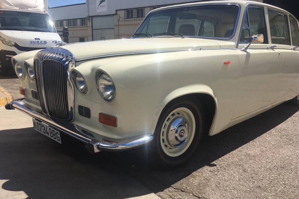 Jaguar Daimler beige