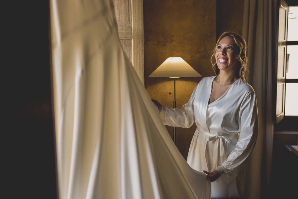 Novia mirando su vestido