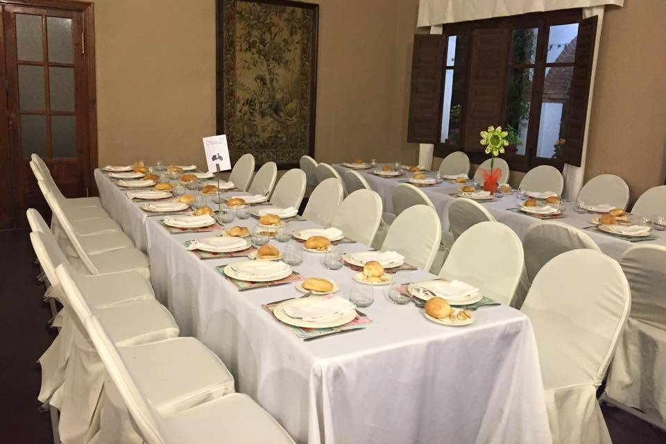 Mesa de niños en el salón