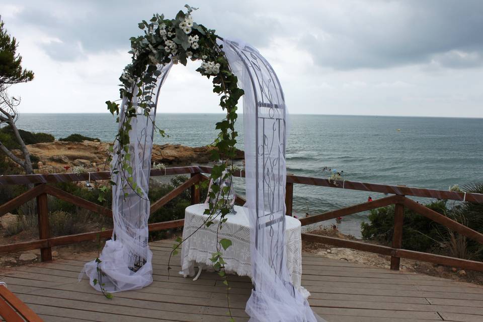 Boda en la Cala y Arco floral