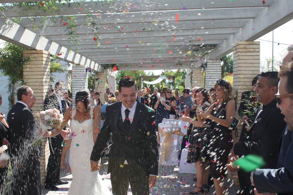 Los novios bajando la escaleras