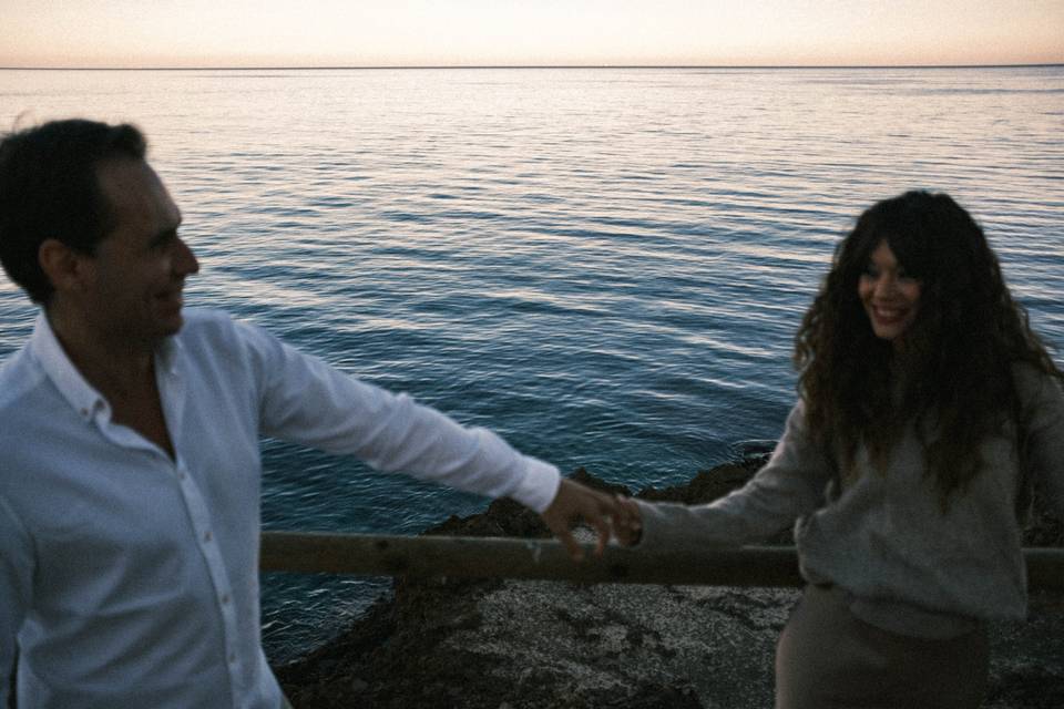 Pareja con el mar de fondo