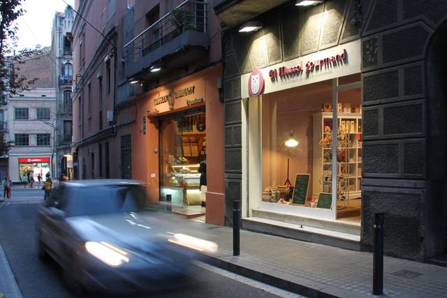 Delante la tienda