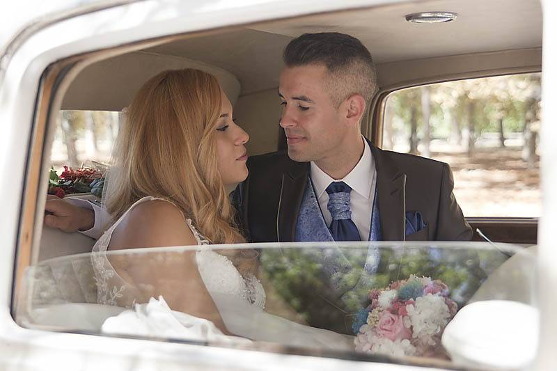 Novios en coche