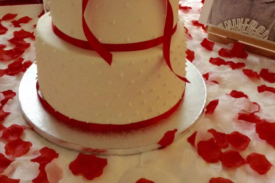 Tarta blanca y roja