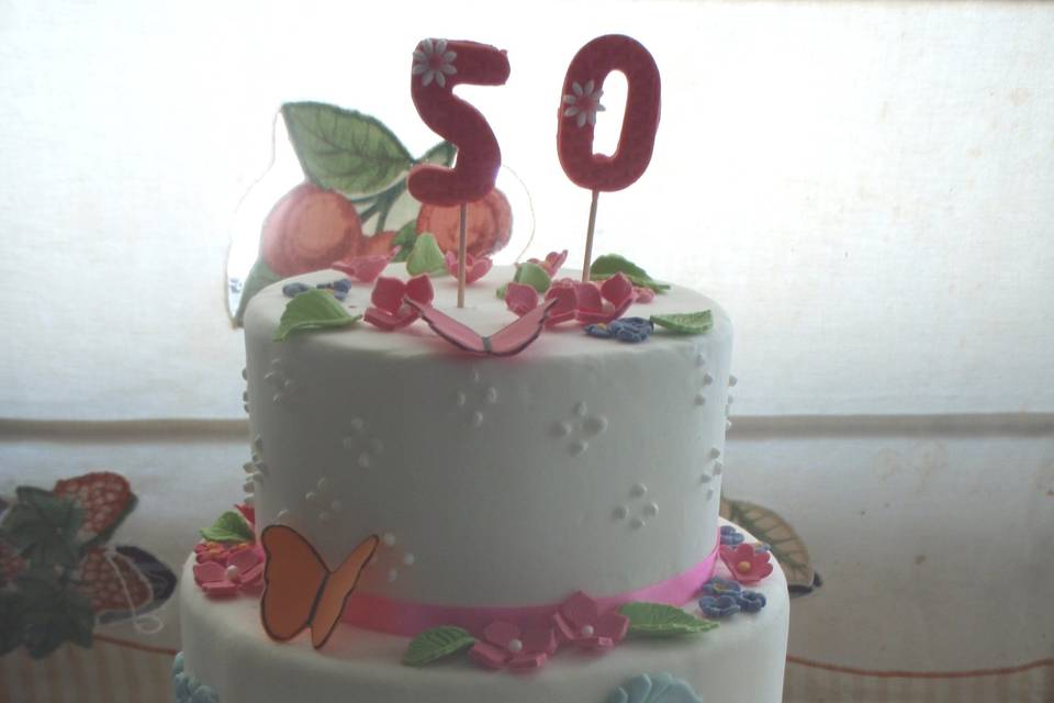 Tarta de flores y mariposas