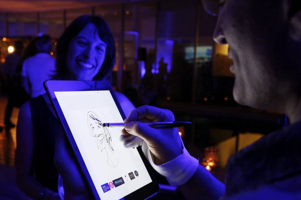 Caricaturista con tablet