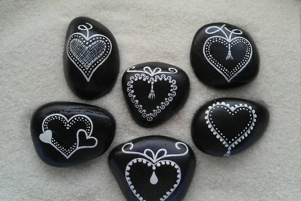Corazones blancos en negro