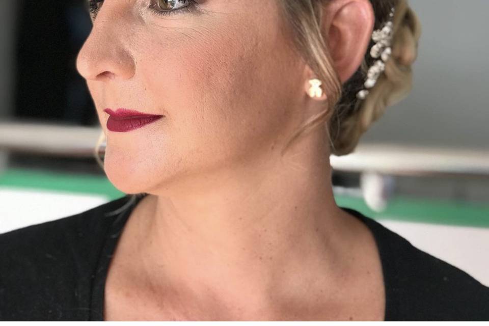 Maquillaje y peinado