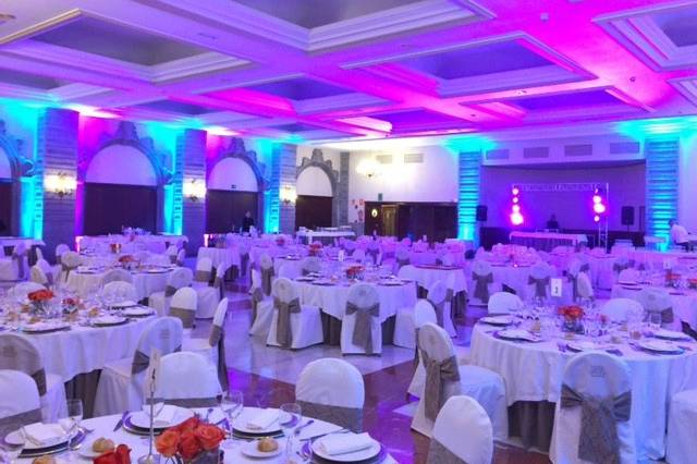 Salón para bodas con iluminación