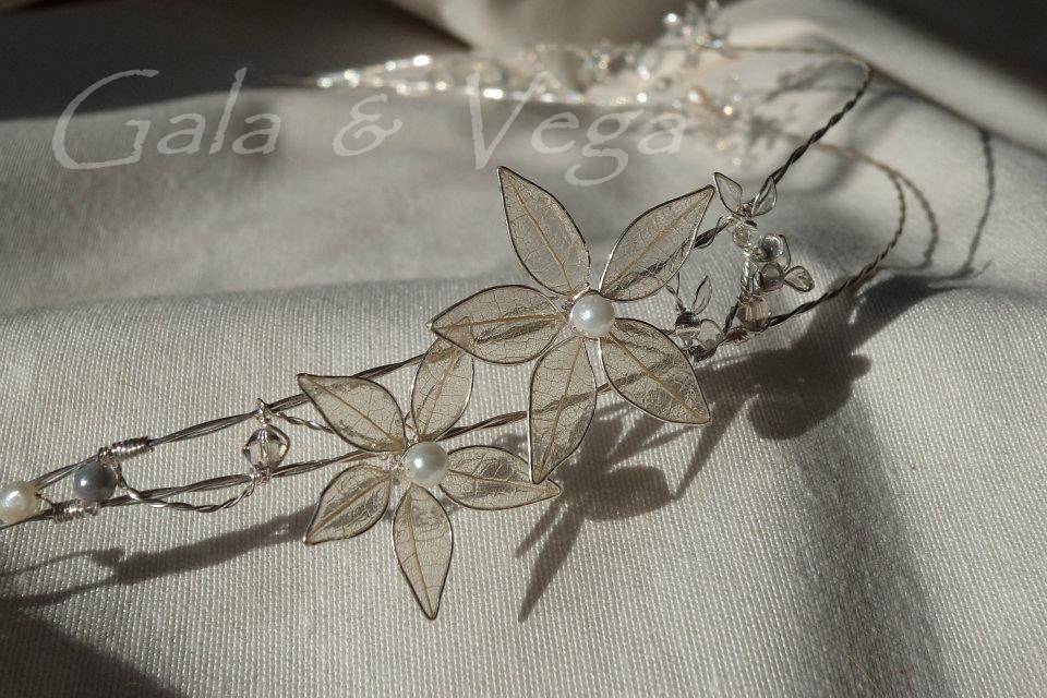 Tiara con flores transparentes