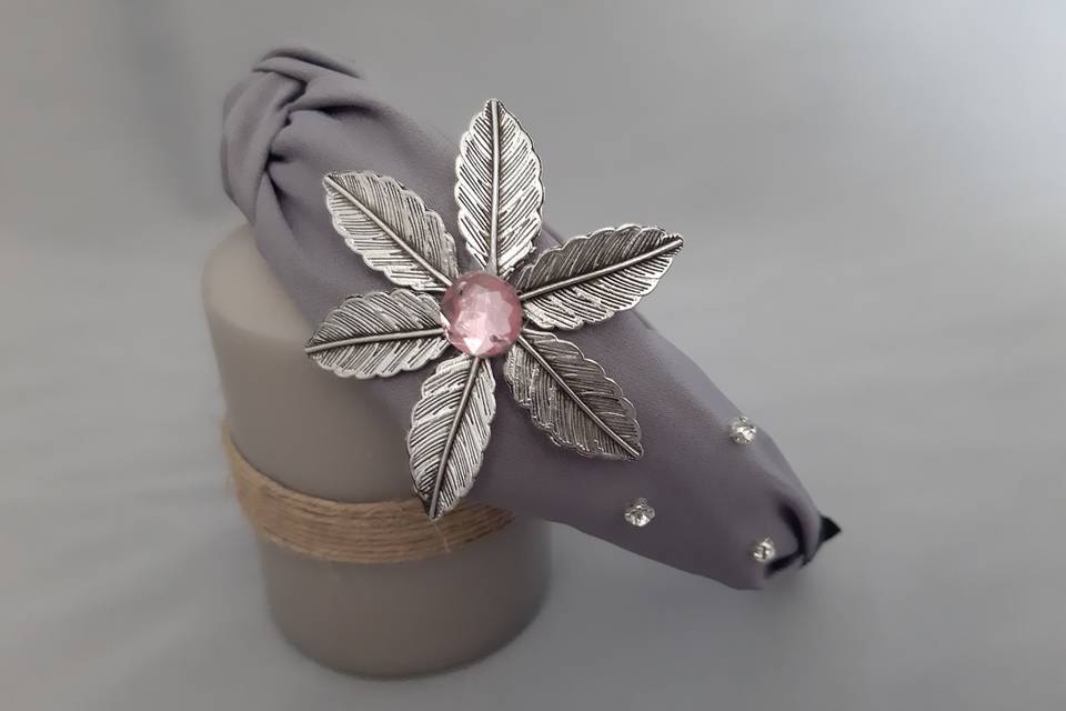 Diadema nudo con flor metal