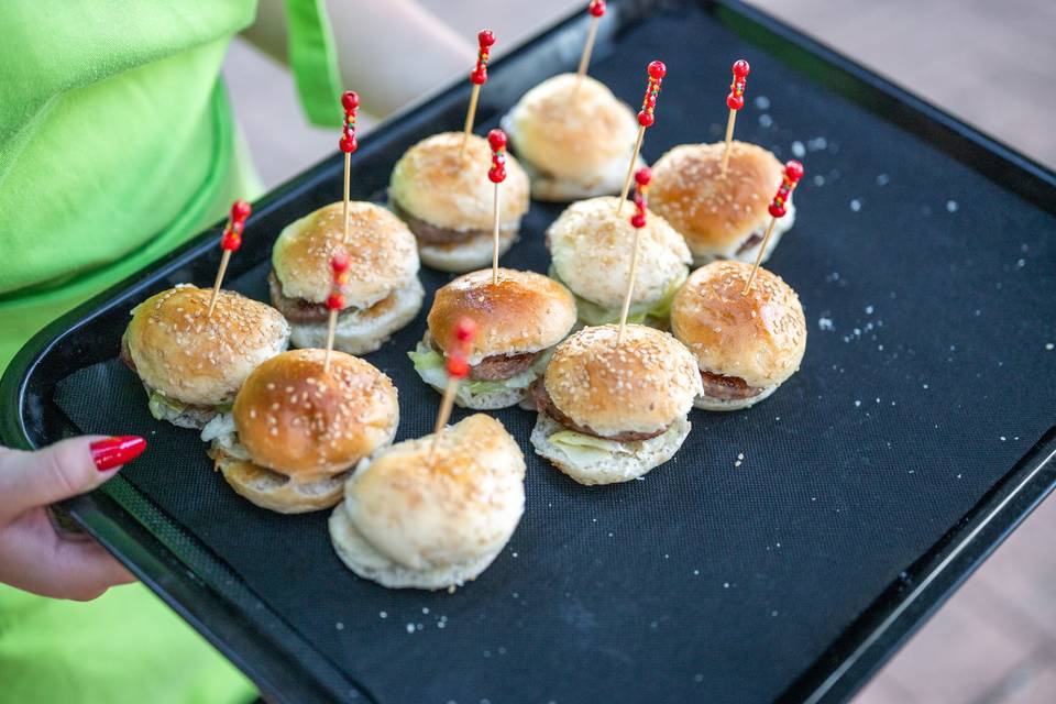 Bandeja de mini hamburguesas