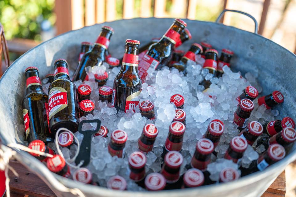 Cubo de cervezas en hielo