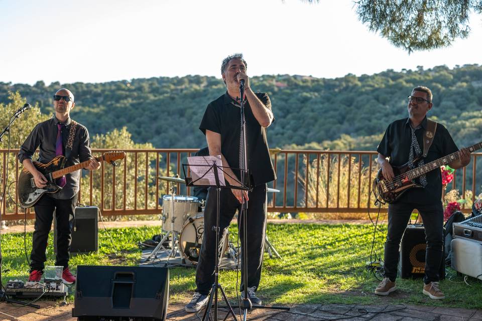 Grupo música escenario jardín