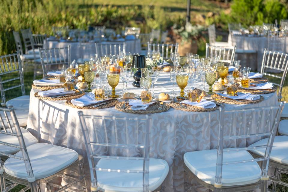 Mesa elegante jardín evento