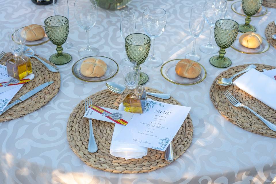 Servicio mesa platos elegantes