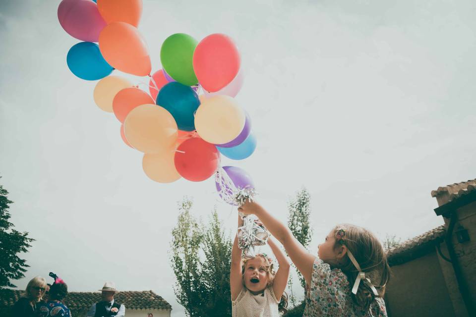 Niños con globos de colores
