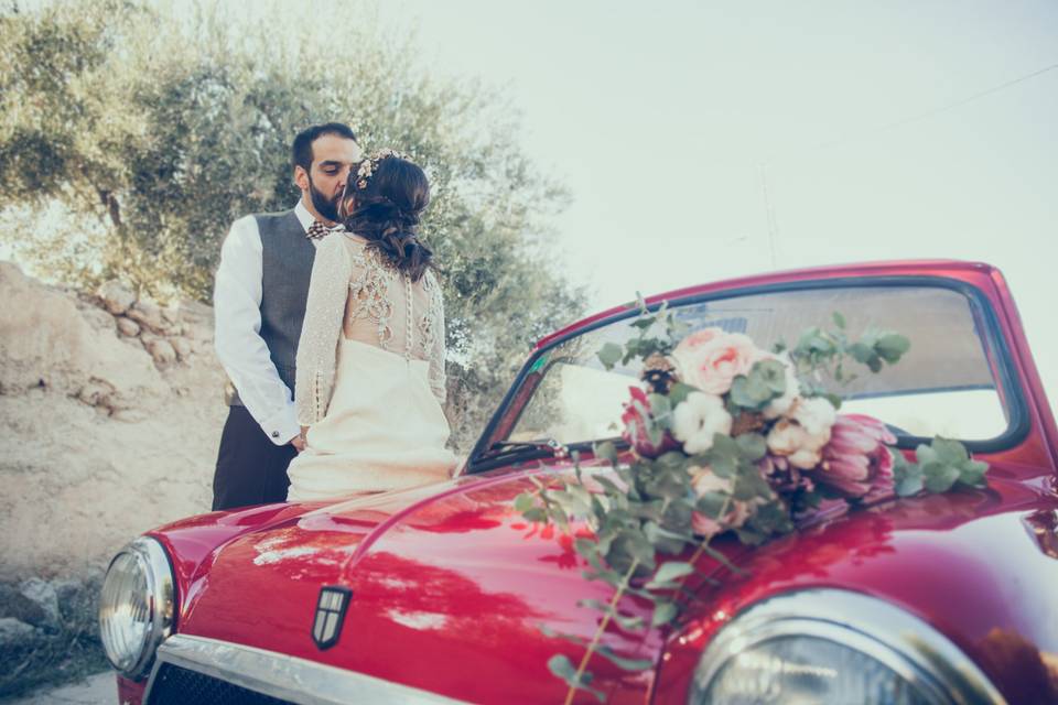 Novios mirando el mar