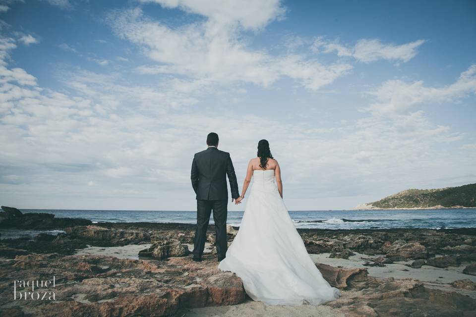 Novios mirando el mar