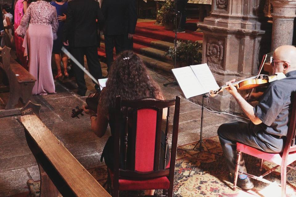 Violín y viola. Ceremonia religiosa