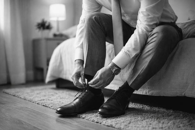 Novio poniéndose los zapatos -
