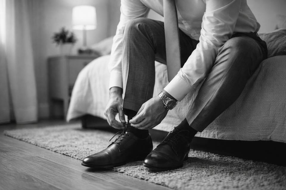 Novio poniéndose los zapatos -
