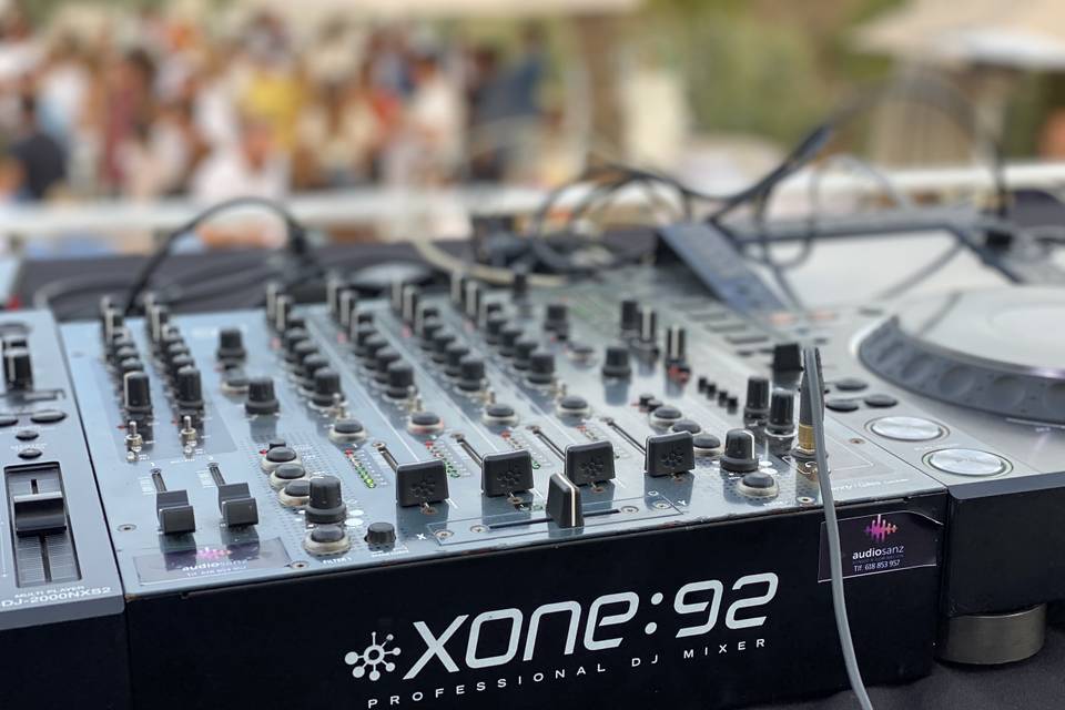 Mesa de DJ Allen Heath xone 92