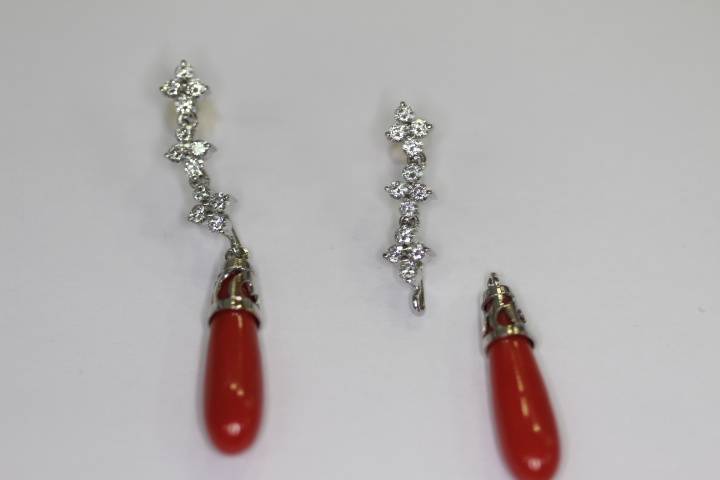 Pendientes brillantes y coral