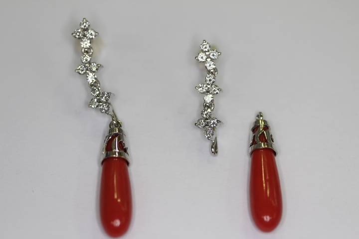 Pendientes brillantes y coral