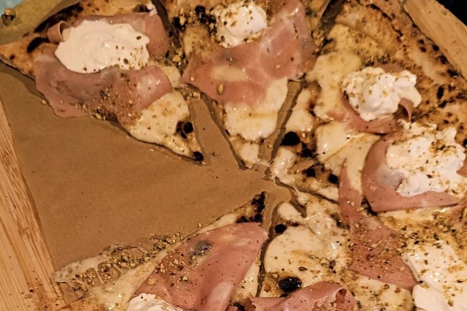 Pizza de mortadella, pistacho