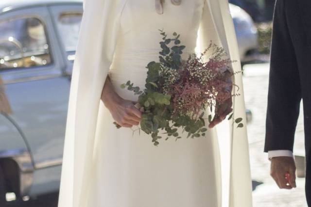 Vestido con capa