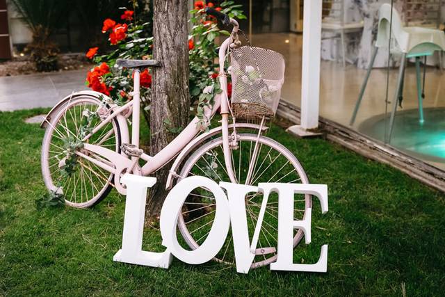 Detalle bicicleta y letras LOV