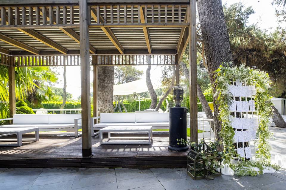 ESTRUCTURA_MADERA_MARRON_PERGOLA_ABIERTA