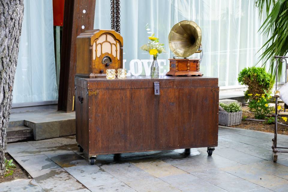 GRAMOFONO_ANTIGUO_MADERA_BRONCE_VINTAGE