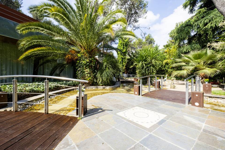 PUENTE_MADERA_METAL_JARDIN_EXTERIOR