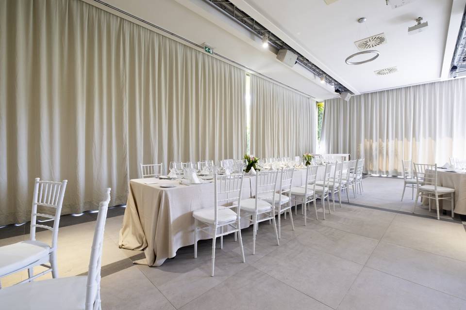 SILLAS_BLANCAS_PLASTICO_BAMBU_ESTILO_CHIAVARI