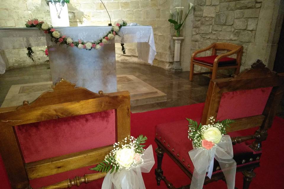 Altar y sillas de los novios