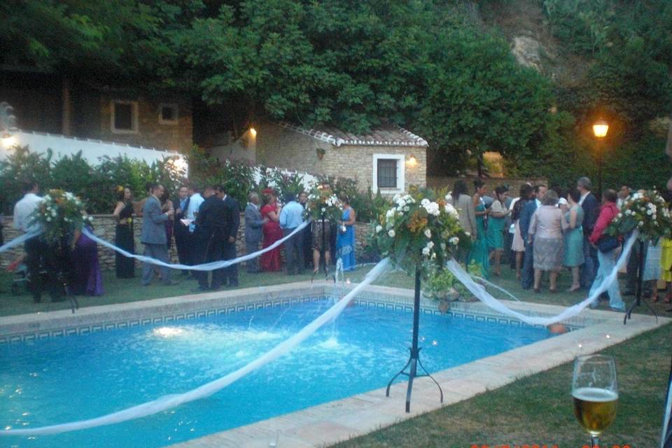 Copa de bienvenida en piscina