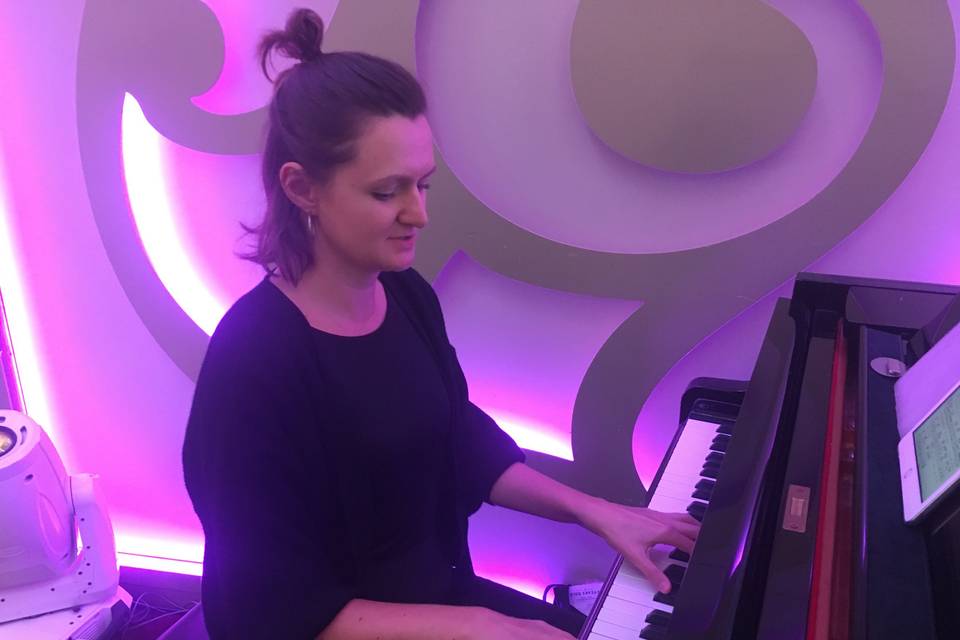 Tocando el piano en el crucero