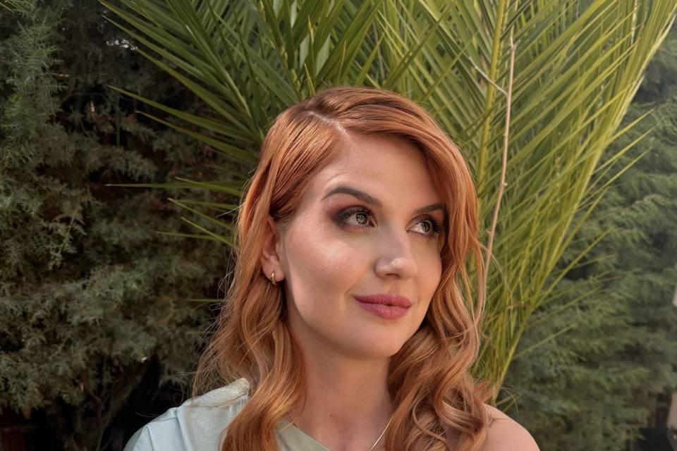 Maquillaje y peluquería invita