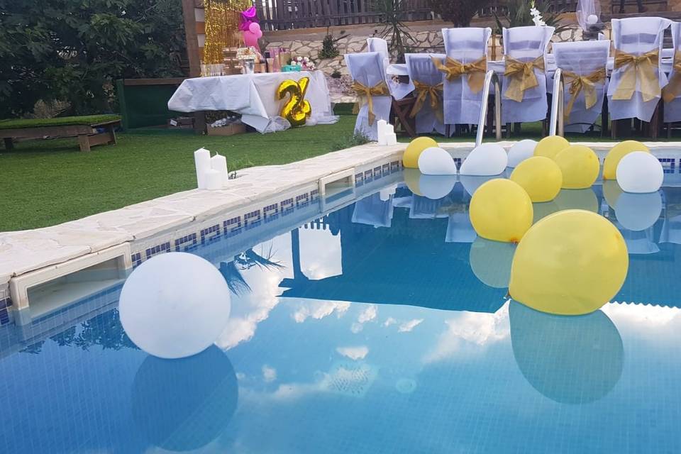 Banquete junto a la piscina