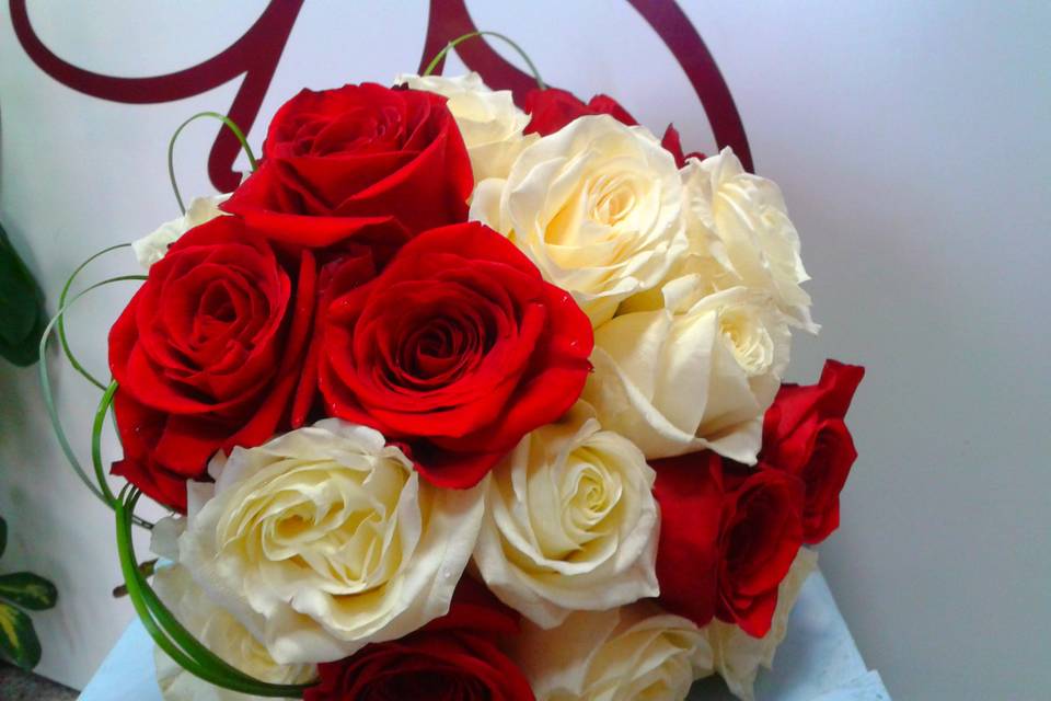 Bouquet rosas blancas y rojas